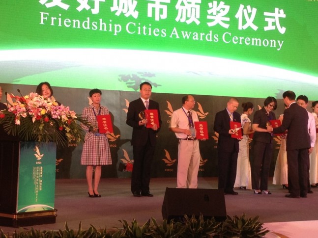 Li Jianping, Vice President, CPAFFC presents awards to Ottawa, Pau, Phoenix and Oregon