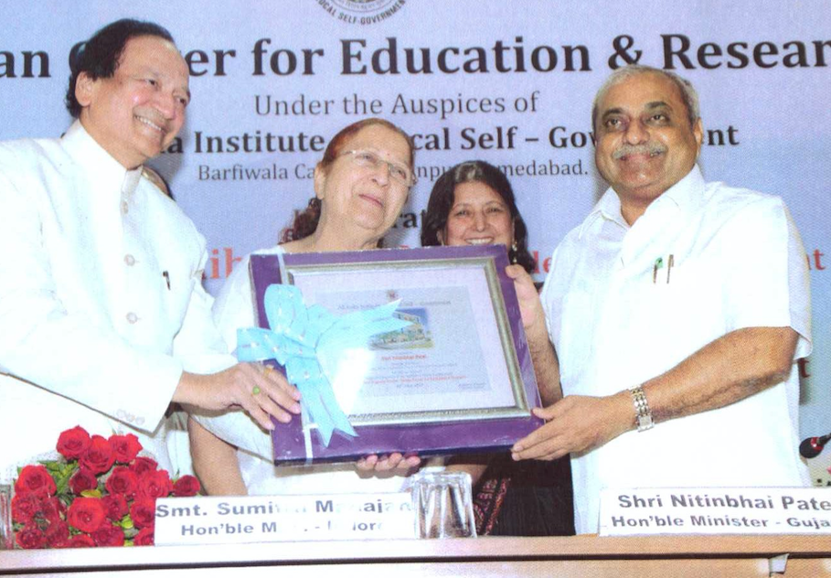 (L-R) Ranjit Chavan, the Hon. Sumitra Mahajan, Speaker of the Lok Sahba (Lower House of the Indian Parliament) and Hon . Nitinbhai Patel, Minister in Gujarat