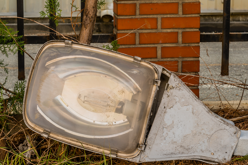 Broken streetlight dreamstime_s_163342026