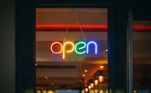OPen sign viktor-forgacs-LNwIJHUtED4-unsplash
